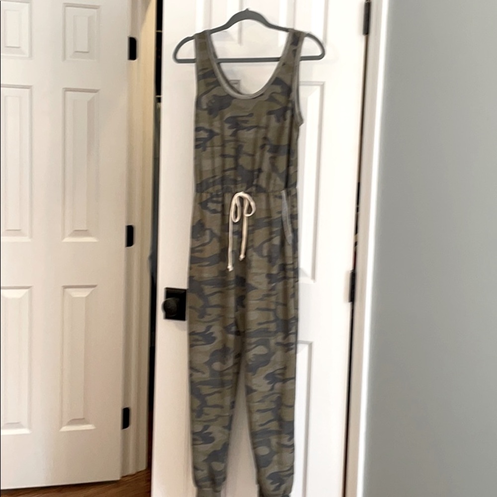 NWOT Camo Jumper Size Medium